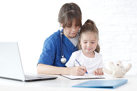 儿童病人和医生女士乐趣诊所疾病检查康复诊断卫生护士女孩图片