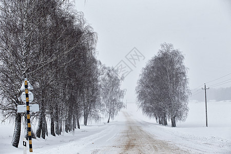 冬天的雪瀑和冰雪路 冬季的雪寒冷森林驾驶降雪警告风险薄雾平滑度漂移冻结图片