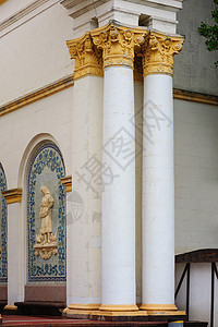 柱子在建筑表面的角上图片