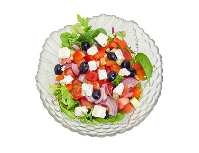 白色背景的玻璃沙拉碗中的希腊沙拉图片