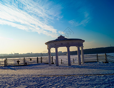 冬天在湖边的天顶上竖立着建筑结构图片