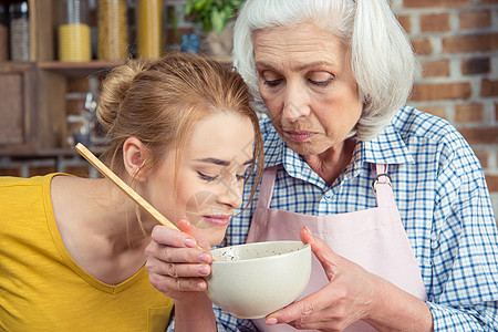 外孙女和祖母一起做饭福利感情幸福友谊喜悦情绪乐趣家庭围裙成人图片