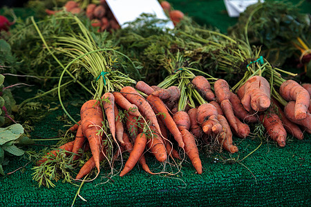 蔬菜市场有机农民市场上的橙胡萝卜背景