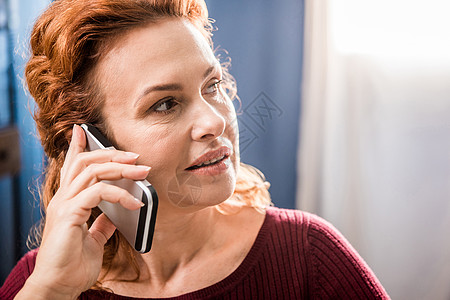妇女用智能电话说话中年成人女士本生意场景职业个性红发手机头发图片