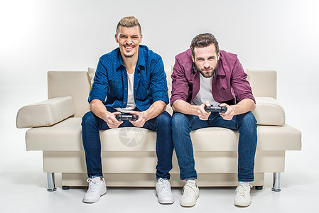 玩棍棒游戏的朋友男人白色男性喜悦男子友谊情感气概沙发衣服图片