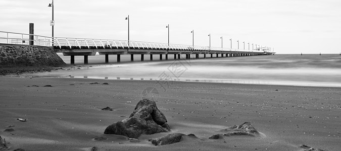 码头的黑白图像海滩海洋海岸线海湾海岸场景支撑天空平台地平线图片