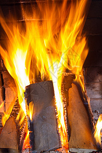 在壁炉里烧柴火 紧闭着木头煤炭黑色日志活力黄色烧伤营火篝火火焰图片