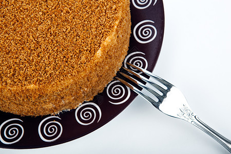 盘子和叉子上的全奶油蛋糕图片