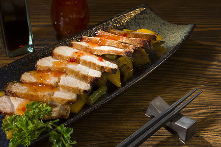 亚洲蔬菜垫上的肉生产食物美食牛肉筷子食品香菜盘子胡椒草药图片