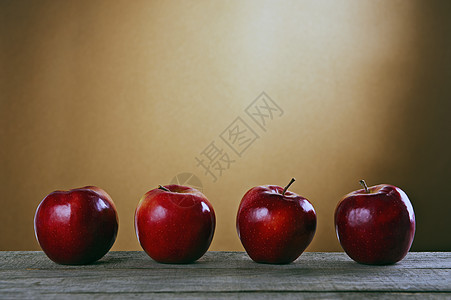 木制桌上的红苹果食物木头木板红色水果维生素饮食图片