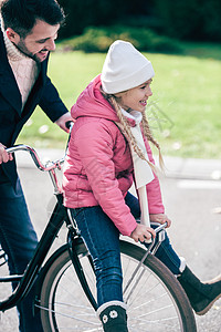 父亲骑自行车带着笑着女儿的父亲图片