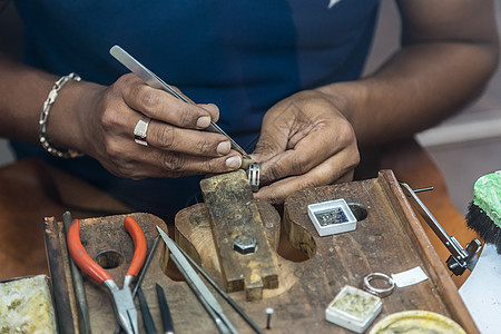 古董工作台上手工制作首饰的珠宝石头戒指金匠工匠制造业男人维修宝石职场工人图片