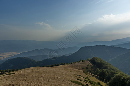 中巴尔干山 贝克梅托或特洛伊山的山区地貌粉笔绿色平原空地树木场地天空薄雾黄色森林图片
