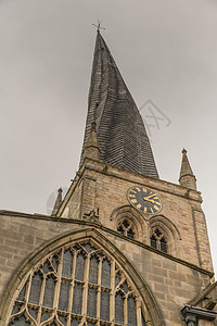 在英格兰德比郡切斯特菲尔德的 克鲁克Spire窗户历史尖顶建筑建筑学教会叶片历史性天气天空图片
