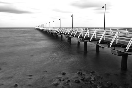 码头的黑白图像海岸海湾海洋海滩海岸线平台天空港口支撑场景图片