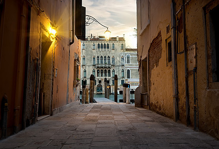威尼斯狭窄的街道图片