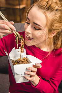 女人吃面面食物面条筷子女士饮料美食女性酒精背景图片