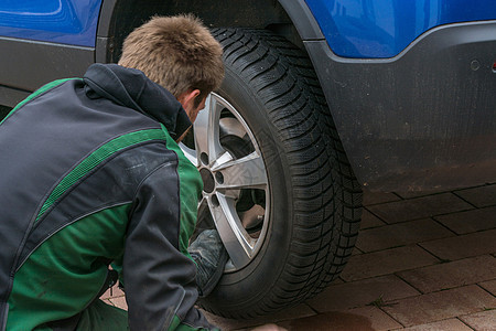 将夏季轮胎更换为冬季轮胎运输修理工橡皮季节男人千斤顶零件扭力修理扳手图片