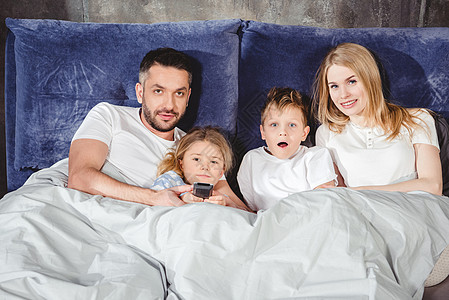 家人在床上快乐情绪兄弟兄弟姐妹父母亲戚们父亲姐姐爸爸场景生活图片