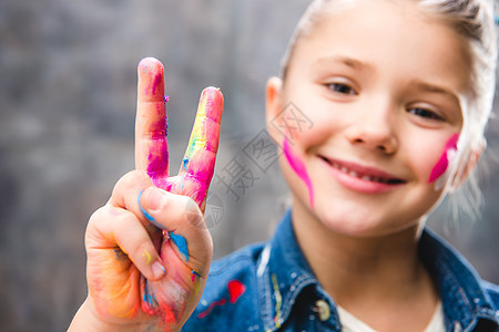 画面的女学生艺术家标志女孩童年意义青春期手势小学生水粉喜悦教育图片