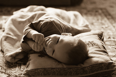 躺在床上欢笑的婴儿快乐图片