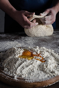 烘烤机面粉面包师职员糕点餐饮羊角面团店铺烘烤食物面包图片