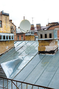 城市湿屋顶建筑学阁楼天气风暴房子建造住宅街道建筑屋顶图片