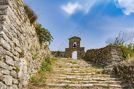 希腊莱夫卡达岛的威尼斯城堡中的东正教礼拜堂地标楼梯历史宗教石头废墟建筑学天空建筑纪念碑图片
