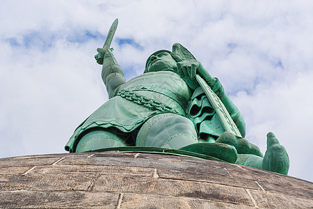 德国Teutoburg森林的Hermann纪念碑身材摄影头盔国家蓝色姿势雕像天空地标建造业背景图片