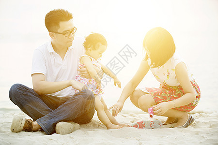 户外乐趣爸爸海滩父亲闲暇假期父母日落快乐热带家庭图片