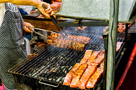 街头食物BBQ烧烤工具 我们户外吃东西的概念烹饪腰部烘烤炙烤猪肉午餐橙色背景肋骨橙子图片