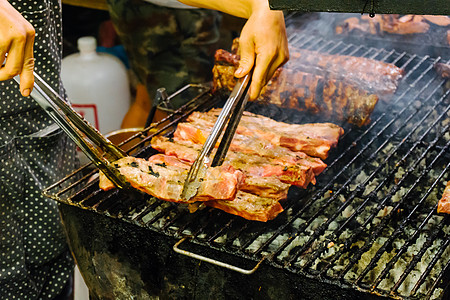 街头食物BBQ烧烤工具 我们户外吃东西的概念烹饪橙子橙色木炭肋骨网格火焰午餐背景烘烤图片