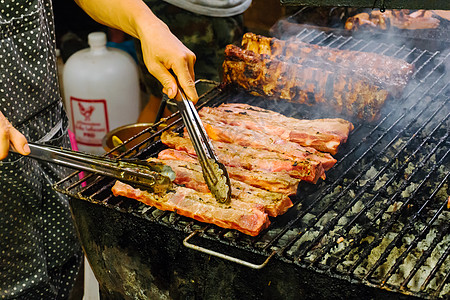 街头食物BBQ烧烤工具 我们户外吃东西的概念烹饪网格木炭牛扒背景餐厅炙烤烘烤烧烤架橙色图片