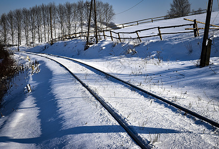 雪雪覆盖铁路轨图片