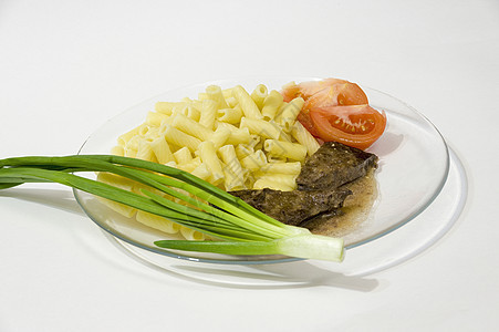 烤牛肉肝和意大利面棕色厨房小吃胡椒午餐蔬菜美食餐厅洋葱绿色图片