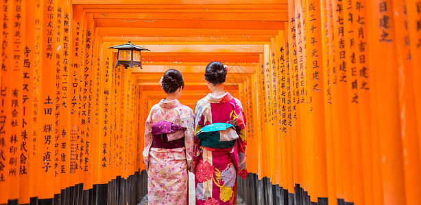 日本京都神社红木托里门两座艺妓背景图片