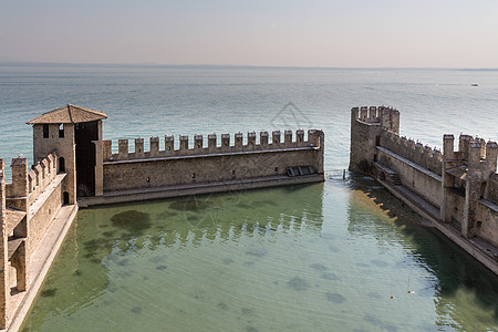 加尔湖Sirmione的堡垒墙壁旅行旅游天空城堡海岸场景异国土地风景情调图片