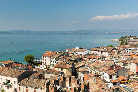 在加尔达湖Sirmione的风景蓝色海岸城堡堡垒土地全景场景异国天空情调图片