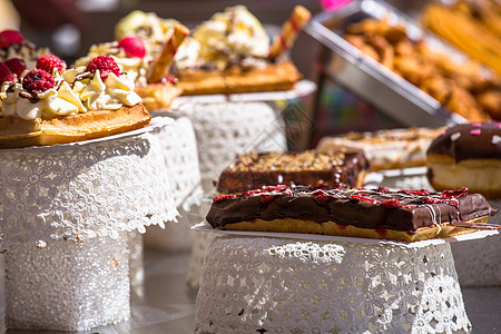 法国在法国的美食店里 展出的法国糕点美食家甜点馅饼窗户水果焦糖面包师蛋糕展示店铺图片