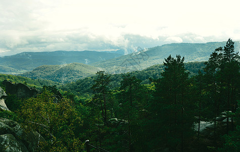 山区绿色过滤器喀尔巴阡山脉草地公园爬坡阳光植物天堂薄雾天空首脑花园图片