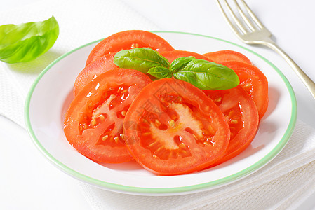 红番茄片红色蔬菜盘子横截面草本植物树叶食物图片