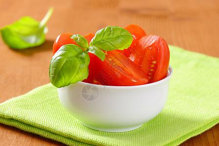 在碗中将梅西红柿减半食物蔬菜蛋形团体餐巾椭圆形绿色横截面红色背景图片