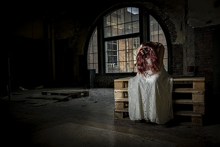 年轻新娘坐在一座旧楼里 对她的死亡表示遗憾图片