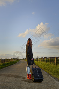 离家出走的女孩带着手提箱站在路上寂寞行李自由游客女性旅行女士孤独农村生活图片