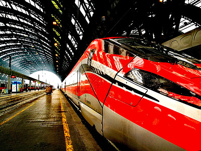 米兰中央车站红高速列车施工速度旅行机车运输火车站反思铁轨城市建筑图片