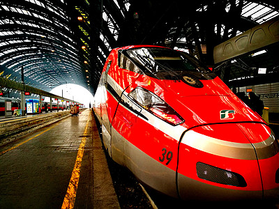 米兰中央车站红高速列车运输火车站建筑学火车旅行平台城市建筑反思铁轨图片