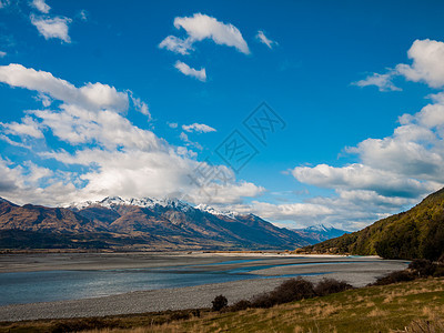 山林和河流的荒野水域蓝色多云远山场地天空山脉树木图片