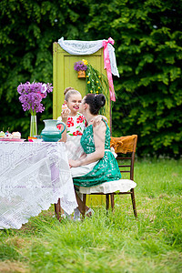母亲与女儿女士食物水果树木花朵乐趣院子女性幸福椅子图片