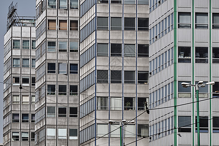 现代办公大楼的零碎部分窗户天空城市建筑障碍柱子玻璃办公室建筑学地面图片