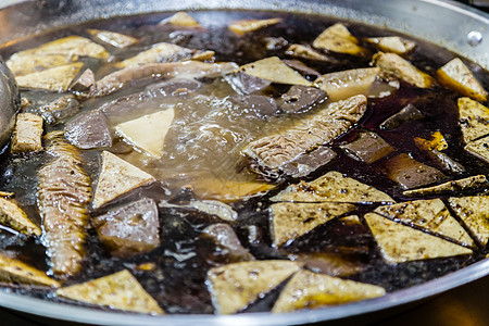 豆腐在铁锅中沸腾盘子烹饪食物蒸汽夜市蔬菜美食文化图片